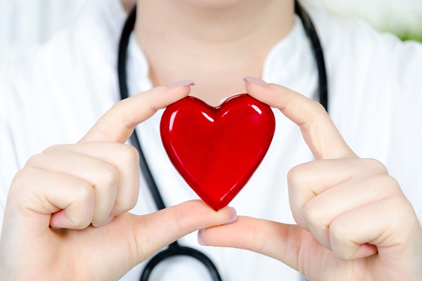 Ärztin mit Herz in den Händen Ärztin mit Herz in den Händen