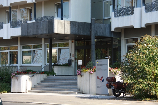 Eingang des Rehabilitationszentrums am Sprudelhof